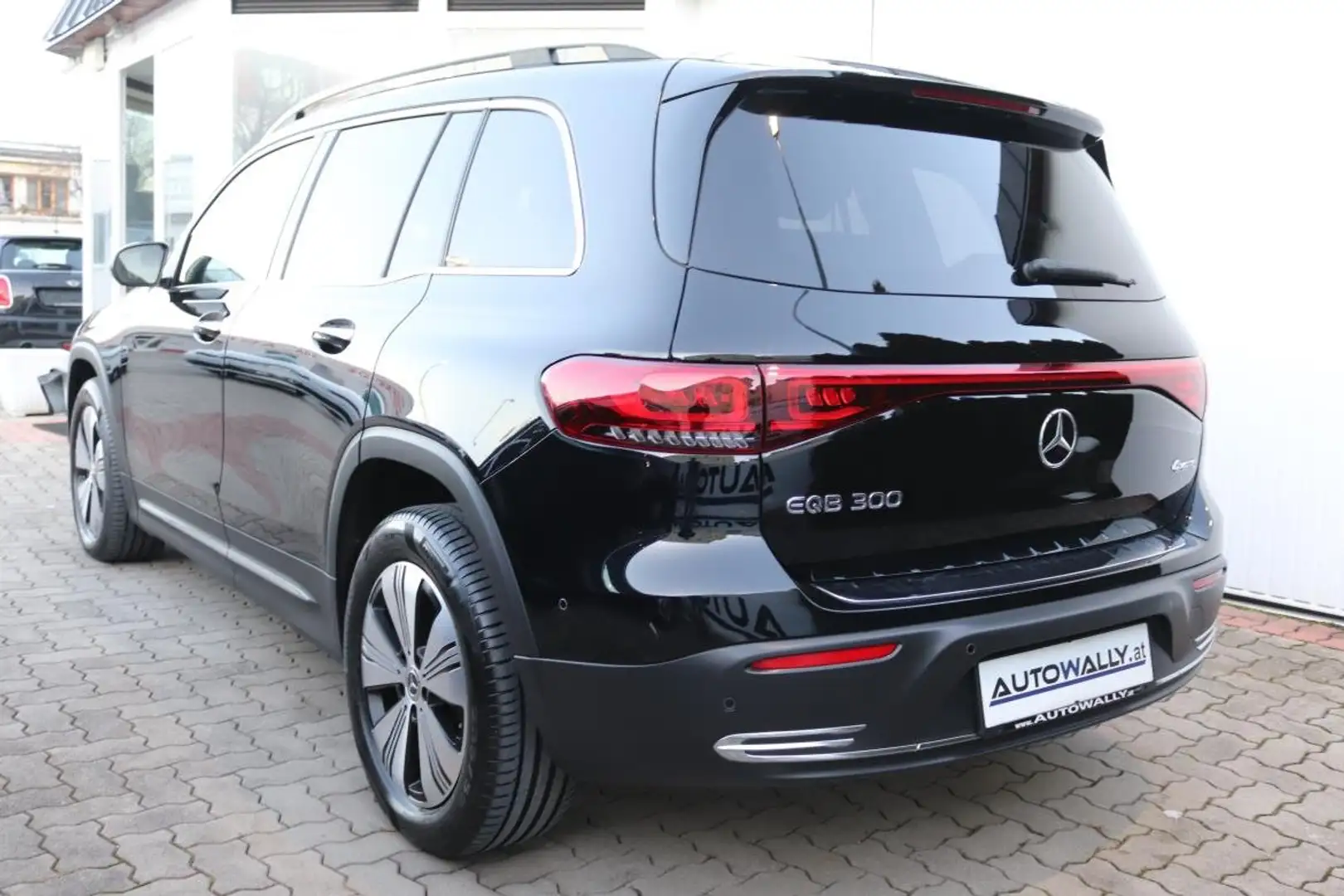 Mercedes-Benz EQB 300 EQB 300 4MATIC 66,5kWh Aut. Schwarz - 2