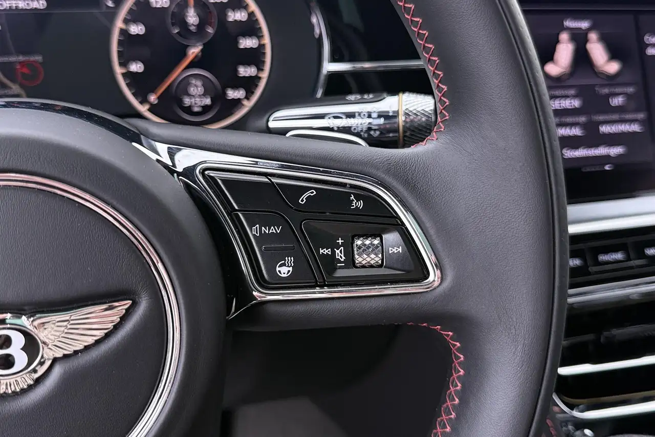Bentley Flying Spur 2023 — фото 35