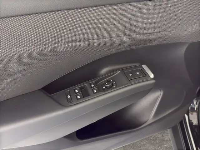 Volkswagen T-Roc view 14