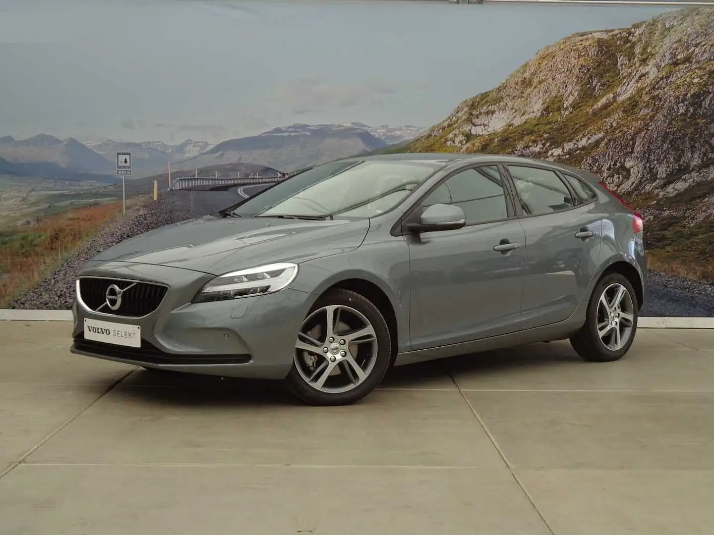 Volvo V40 T2 MOMENTUM Gris - 1