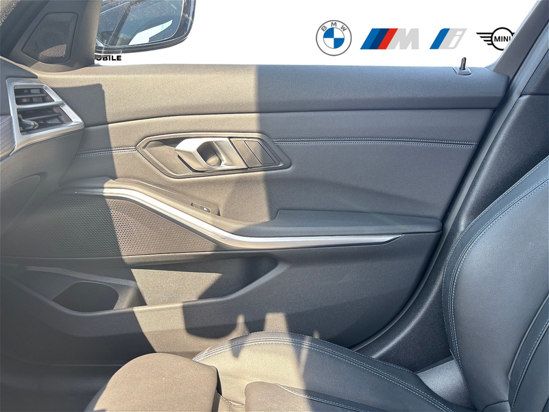 BMW 340 M340d xDrive Touring Innovationspaket Panoramadach — photo 11