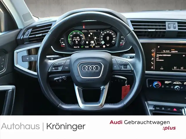 Audi Q3 view 11