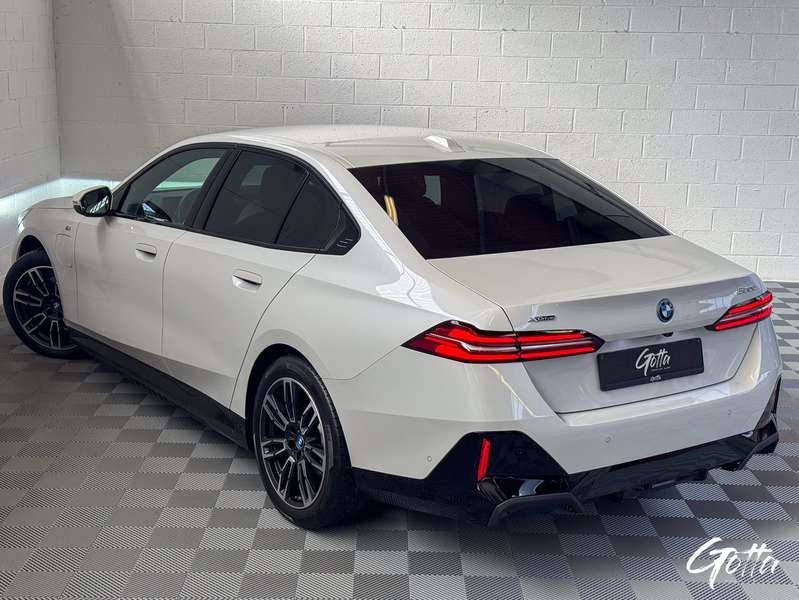 Photo du véhicule BMW 530