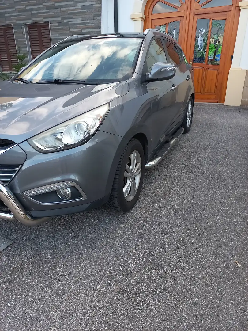 Hyundai iX35 iX35 2,0 CRDi Premium 4WD DPF Aut. Premium Grau - 2