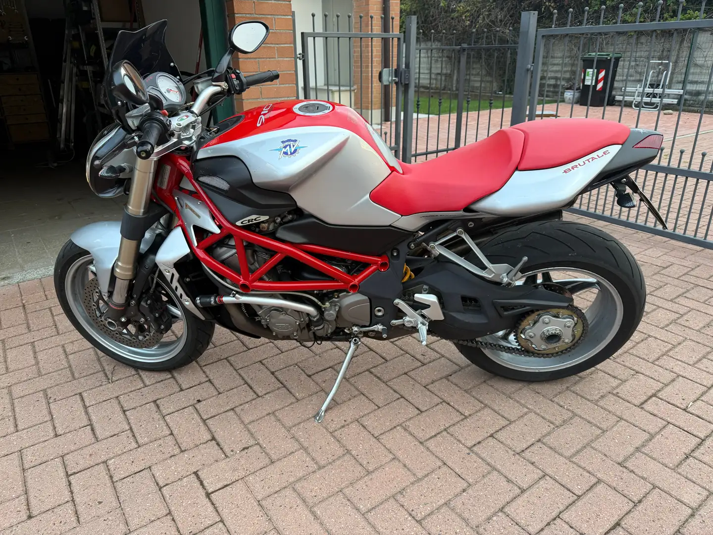 MV Agusta Brutale 910 S Rosso - 2