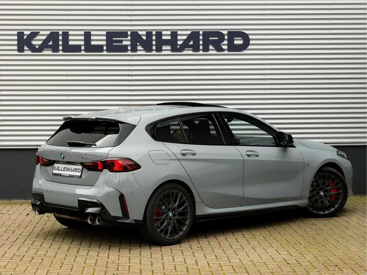 BMW 135 1-serie M135 xDrive - M-Sport Pro - Pano - Head-up Grijs - 2