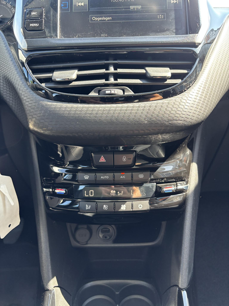 Peugeot 2008 1.2 PureTech Allure |Cruise|Climate| — photo 11