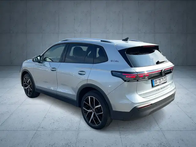Volkswagen Tiguan view 3