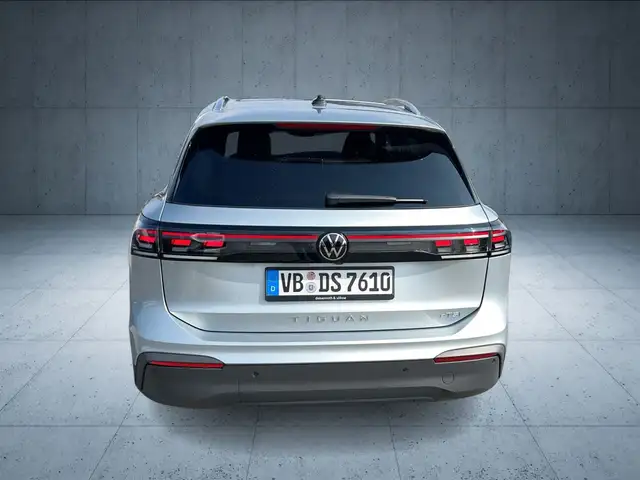 Volkswagen Tiguan view 4