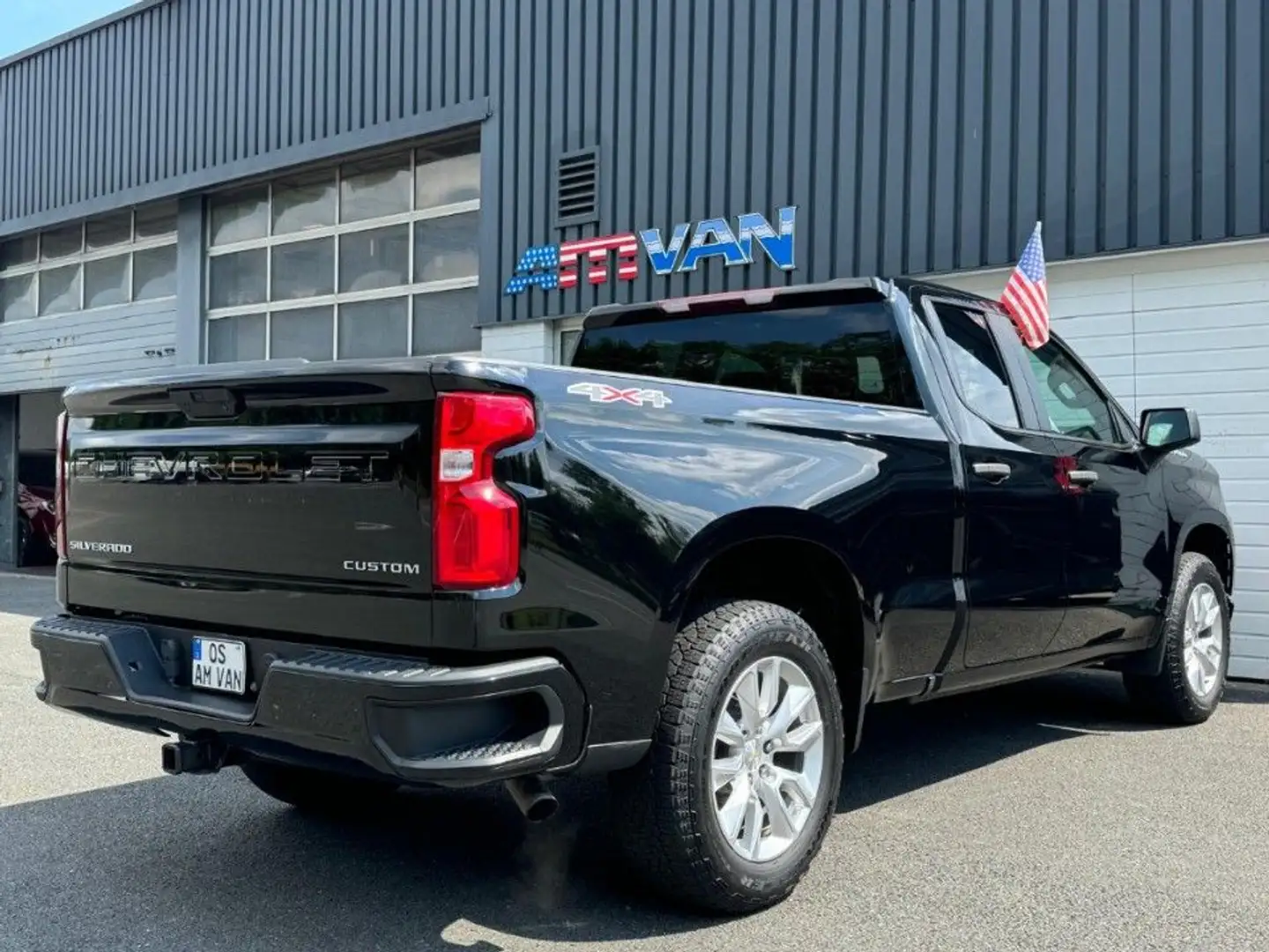 Chevrolet Silverado K1500 4x4 6 Sitzer LongBed MwSt. Schwarz - 2