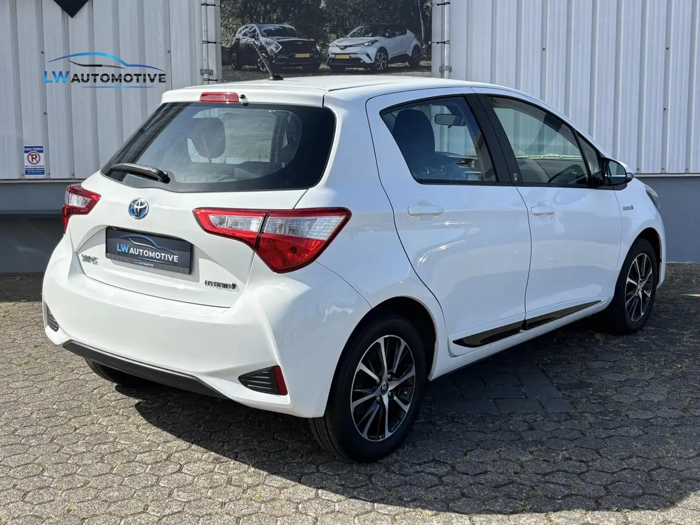 Toyota Yaris 1.5 Hybrid Design | Navigatie | Camera | 15 inch Wit - 2