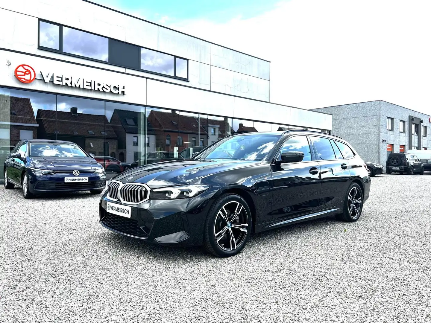 BMW 320 320e Touring Aut. M Sport*M-PACK*TREKHAAK*LEDER* Zwart - 1