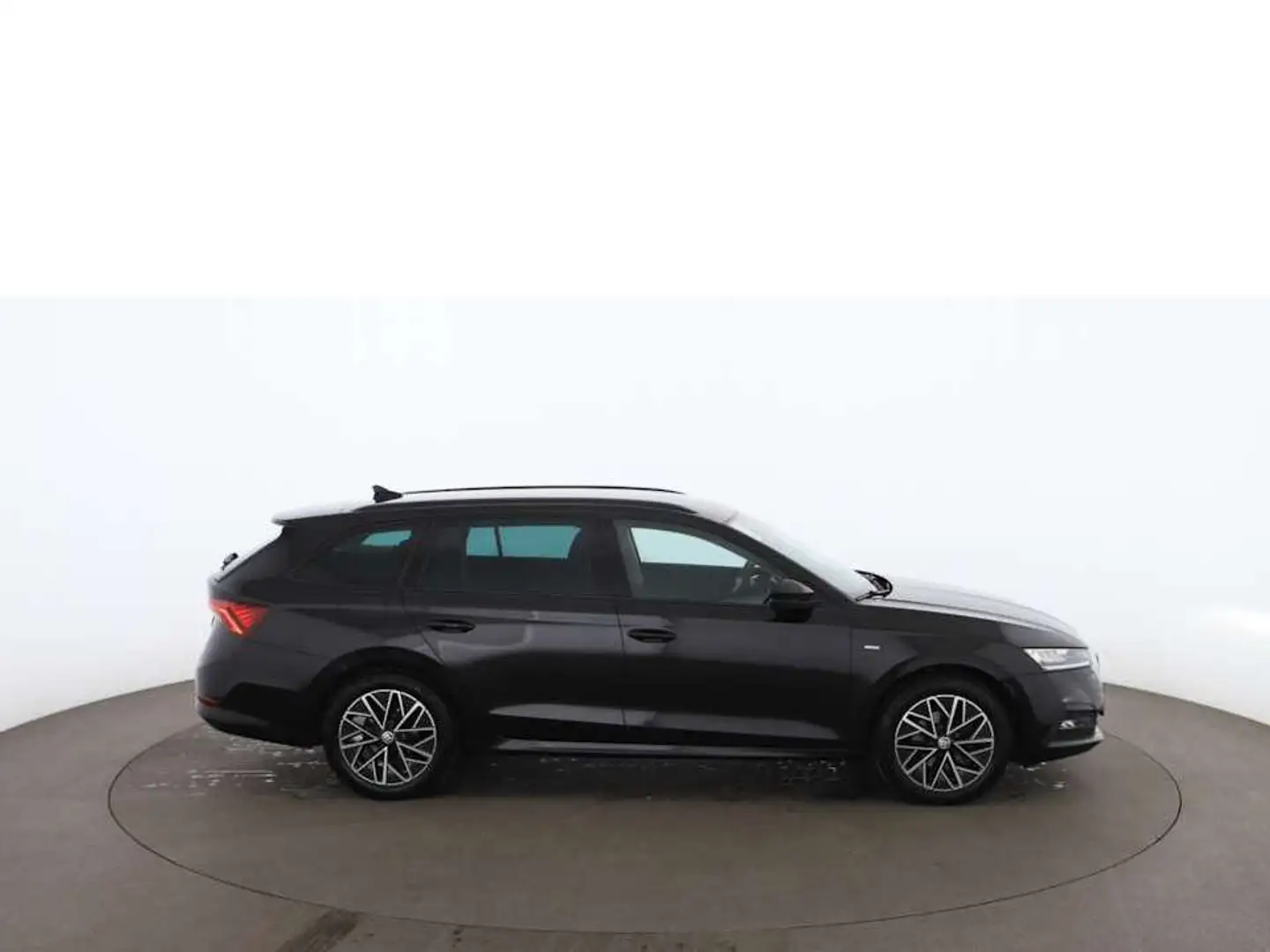 Skoda Octavia Combi 2.0 TDI Clever LED DIGI-TACHO NAVI Zwart - 2