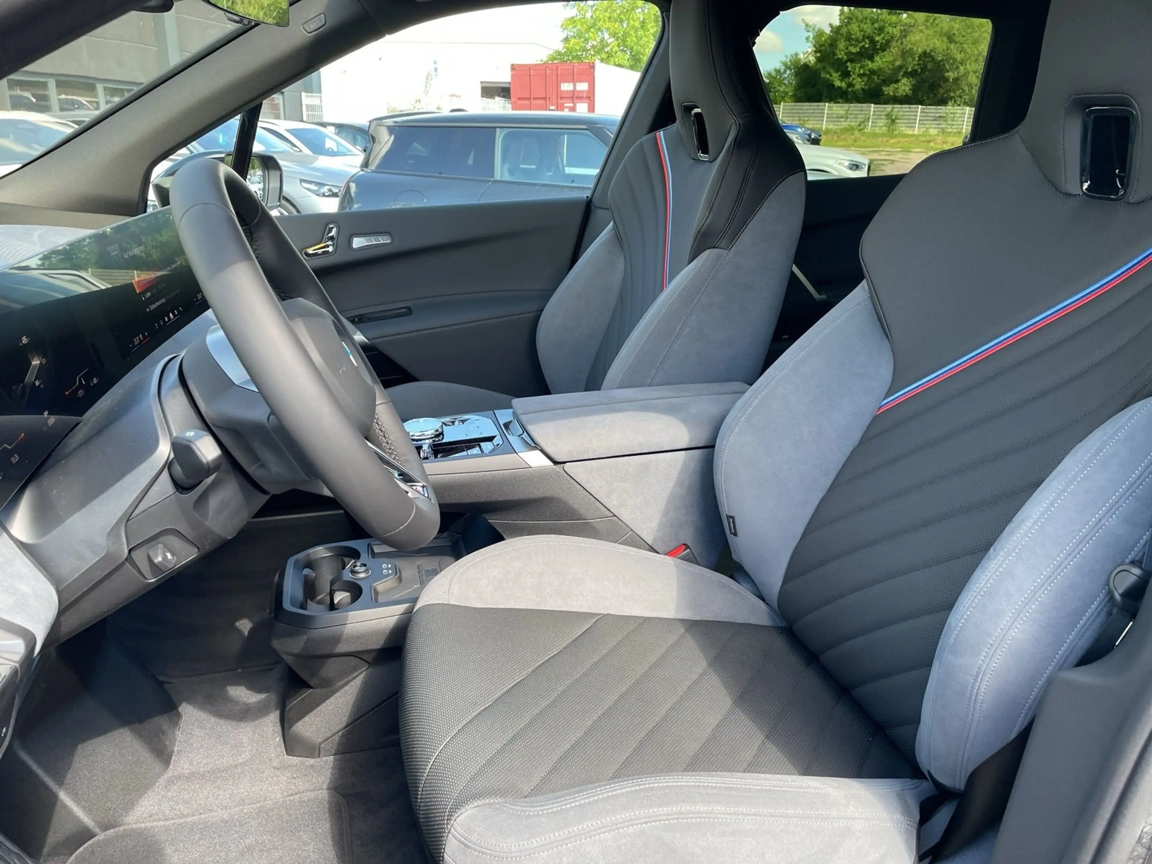 BMW iX xDrive45 M Sport AHK HUD DA Prof UPE:104.815€ — photo 9