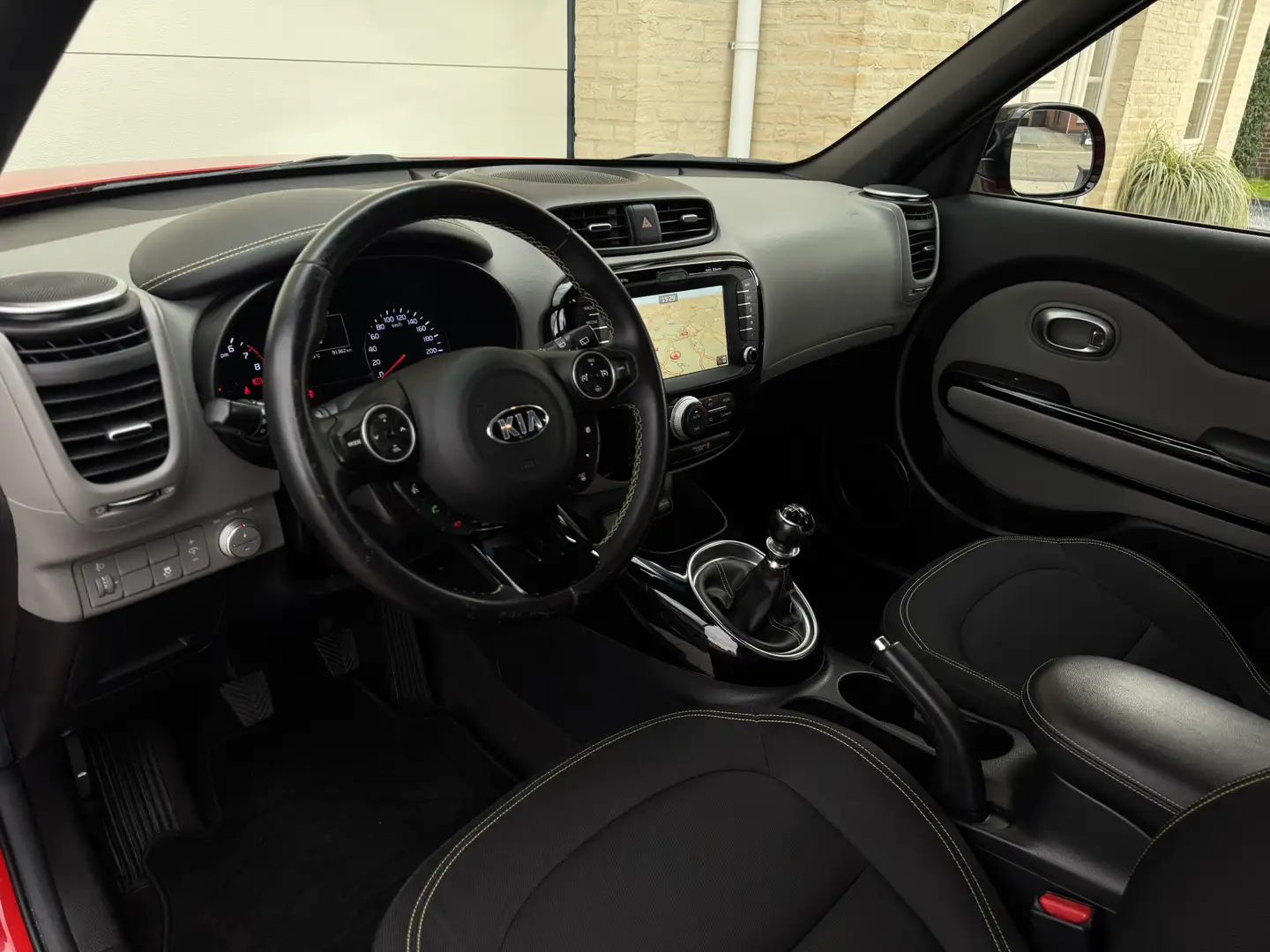 Kia Soul 1.6 132pk X-clusive Navi Clima Led Carplay DAB Cam Rood - 2