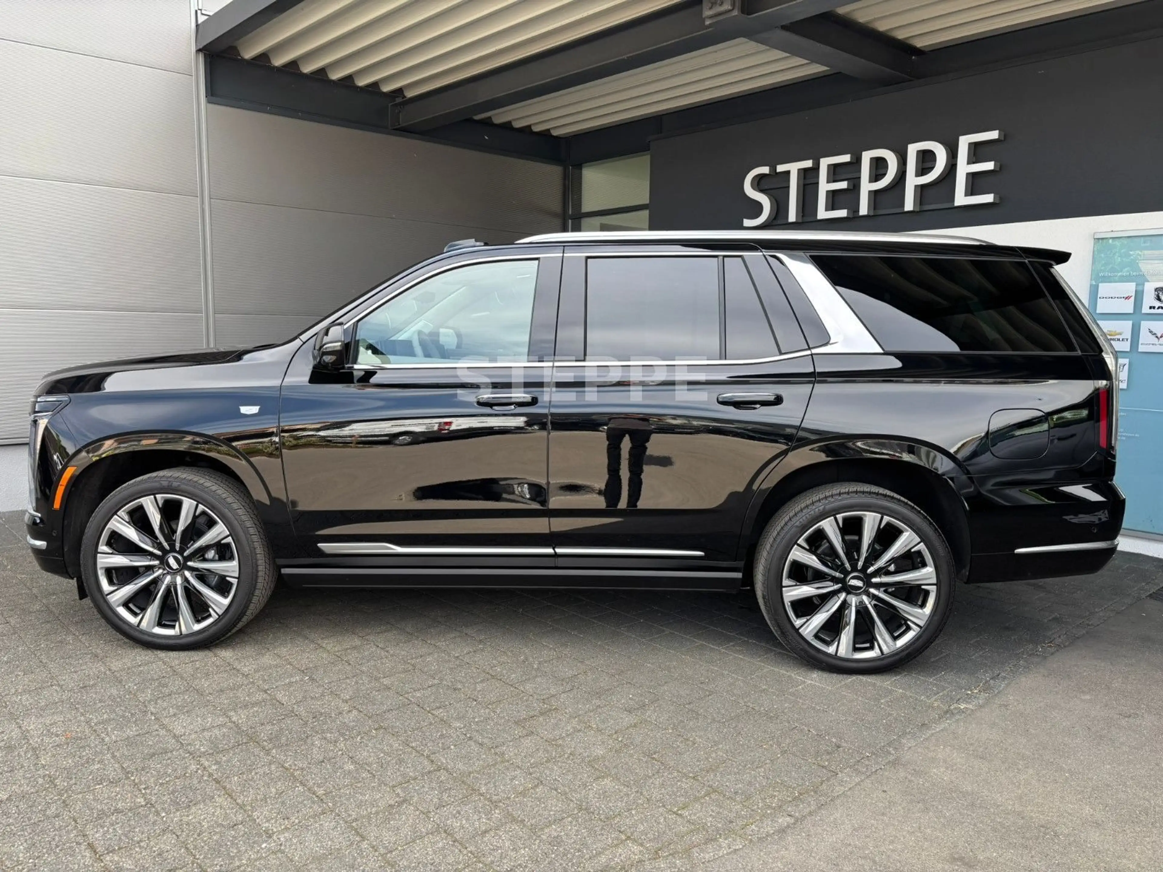 Cadillac Escalade FACELIFT MY26 6.2 V8 Platinum Luxury24" — photo 3