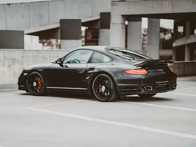 Porsche 997 view 7