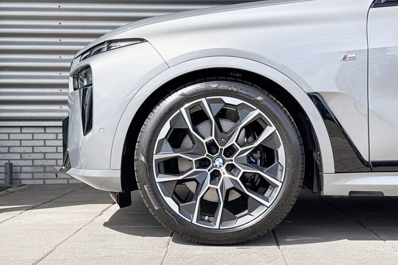 BMW X7 xDrive40i — photo 3