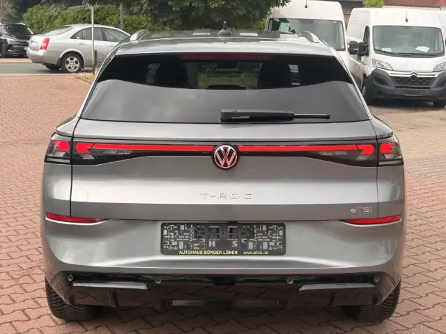 Volkswagen T-Roc view 5