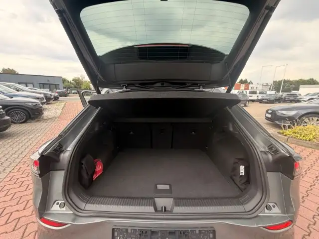 Volkswagen T-Roc view 11