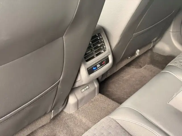 Volkswagen T-Roc view 10