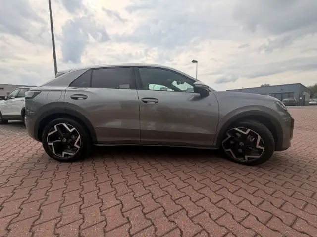 Volkswagen T-Roc view 3