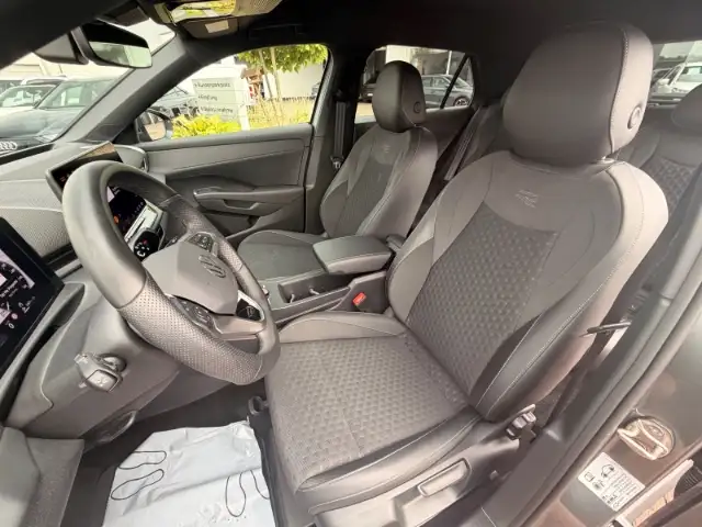 Volkswagen T-Roc view 8