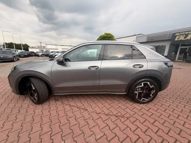 Volkswagen T-Roc view 6