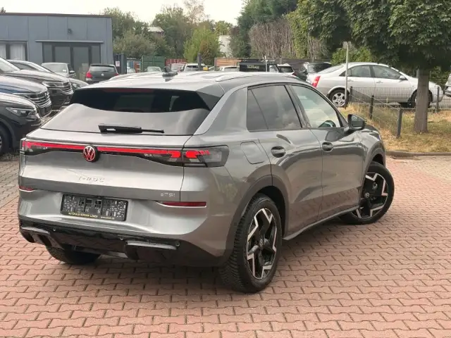 Volkswagen T-Roc view 4