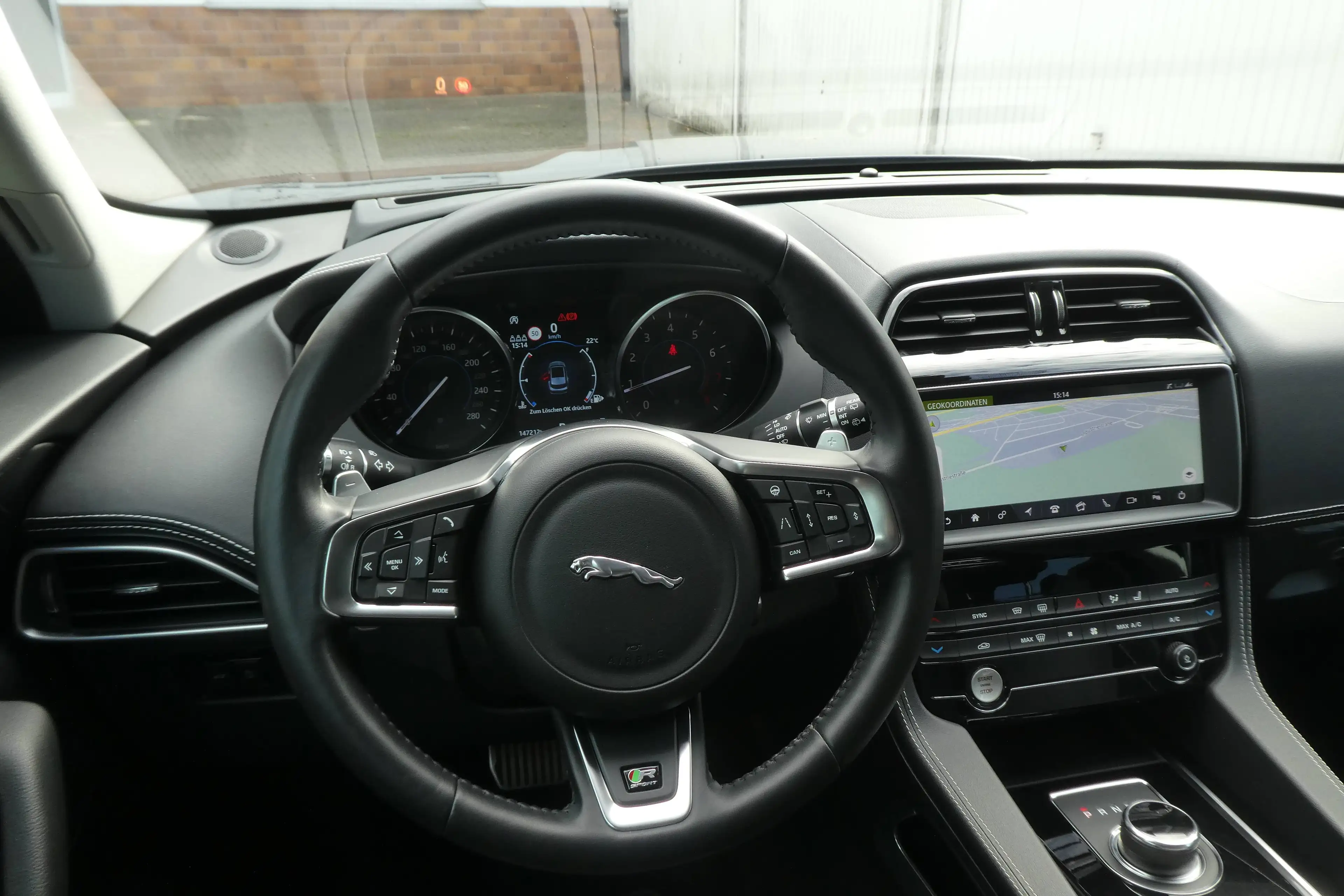 Jaguar F-Pace 25t AWD R-Sport — photo 14