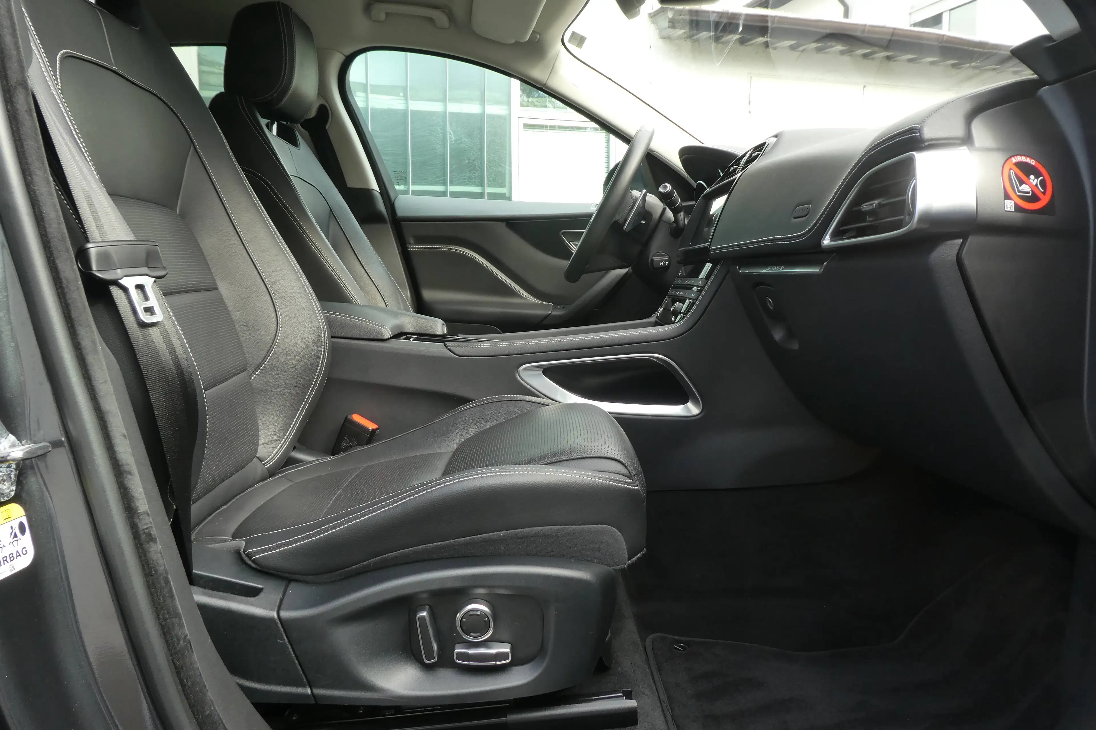 Jaguar F-Pace 25t AWD R-Sport — photo 15