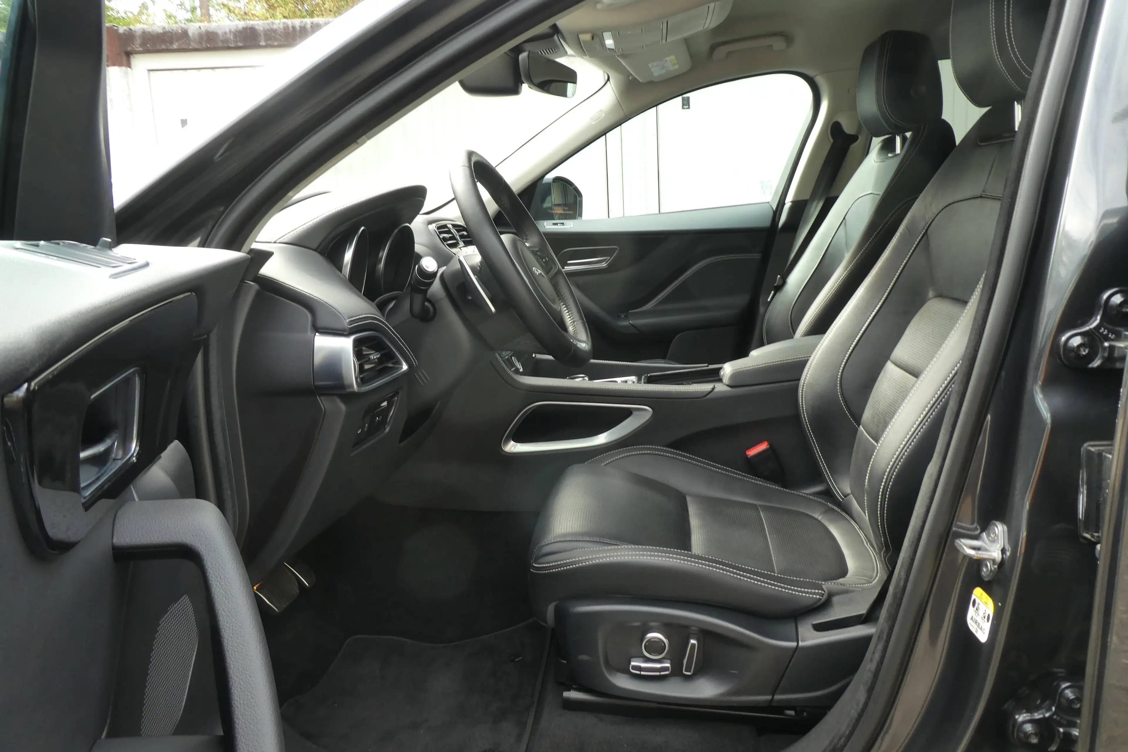 Jaguar F-Pace 25t AWD R-Sport — photo 12