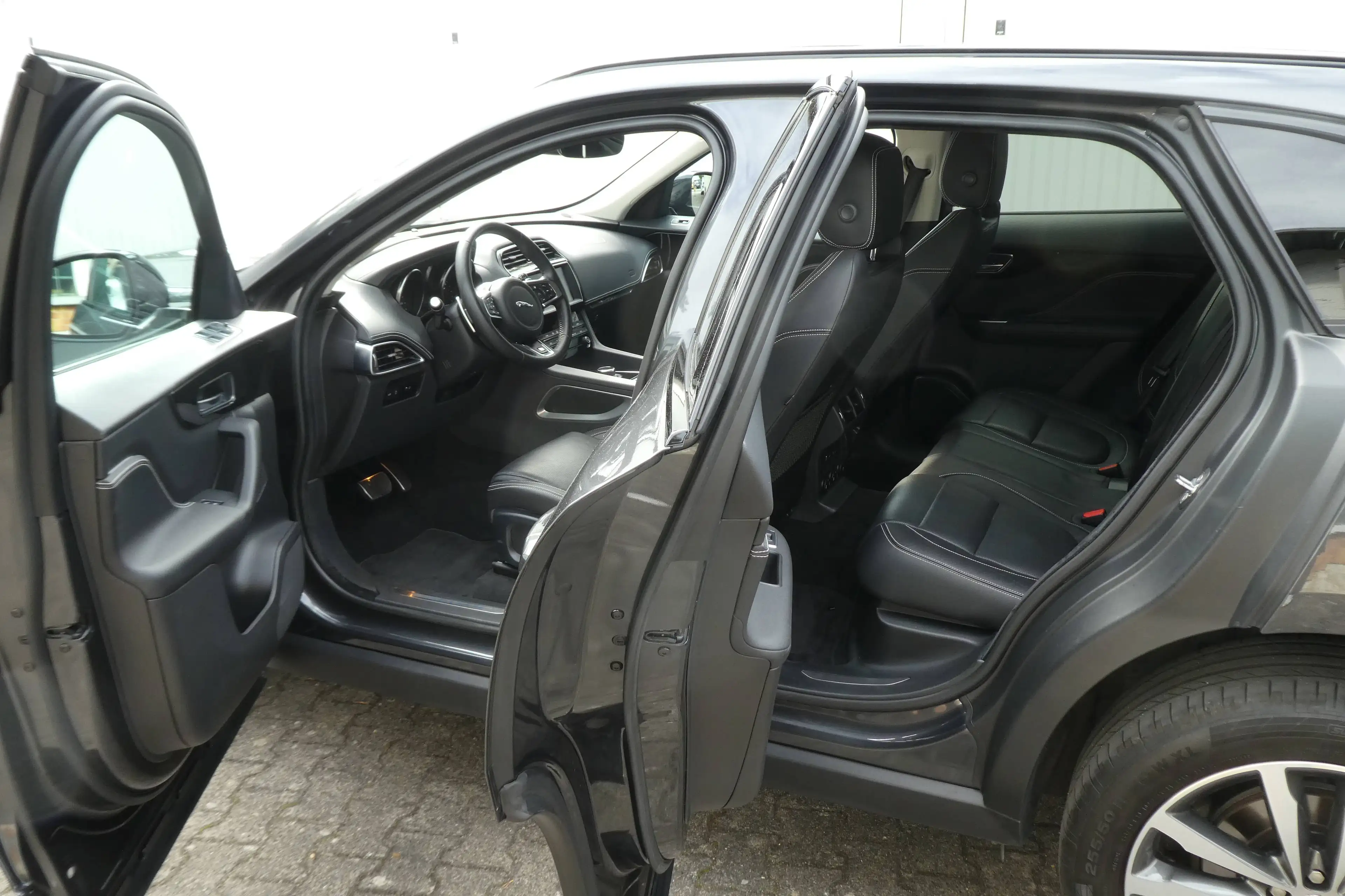 Jaguar F-Pace 25t AWD R-Sport — photo 11
