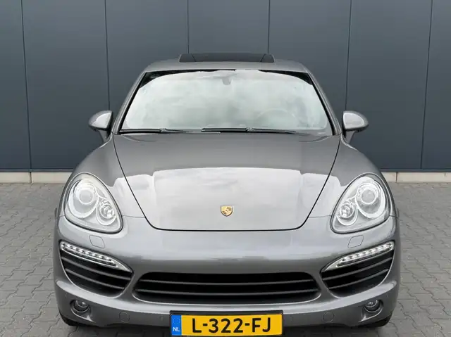 Porsche Cayenne view 14