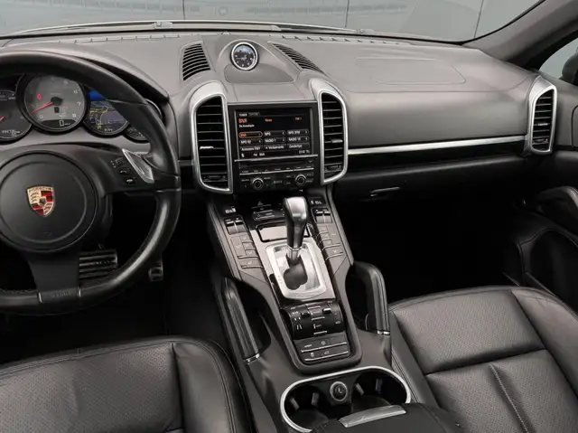 Porsche Cayenne view 22