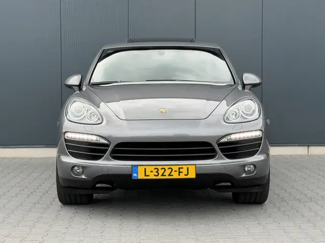 Porsche Cayenne view 7