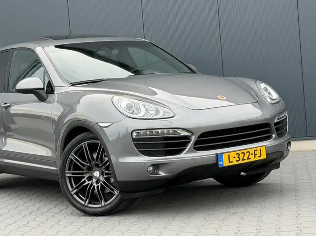 Porsche Cayenne view 12