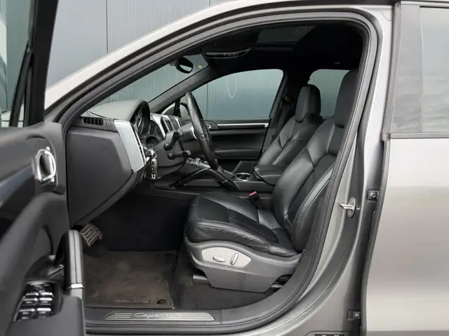Porsche Cayenne view 18