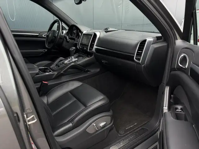 Porsche Cayenne view 17
