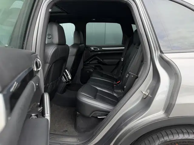 Porsche Cayenne view 19