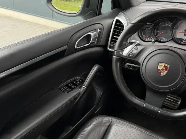 Porsche Cayenne view 21