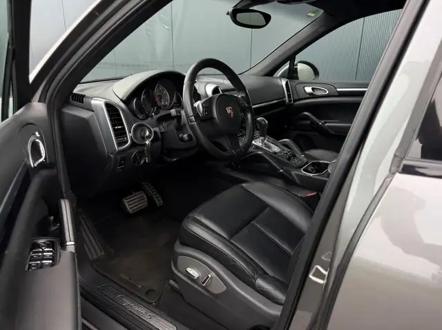 Porsche Cayenne view 16