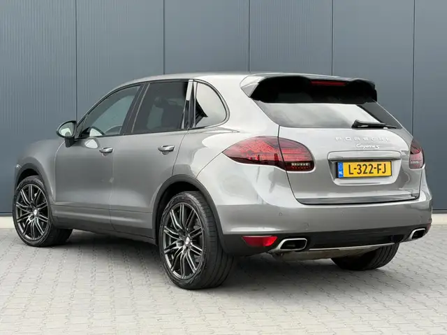 Porsche Cayenne view 3