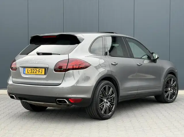 Porsche Cayenne view 4