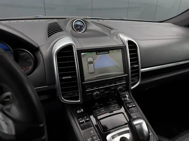 Porsche Cayenne view 25