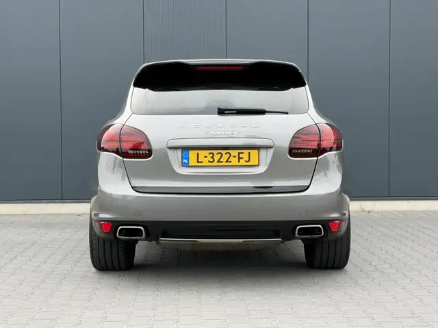 Porsche Cayenne view 8