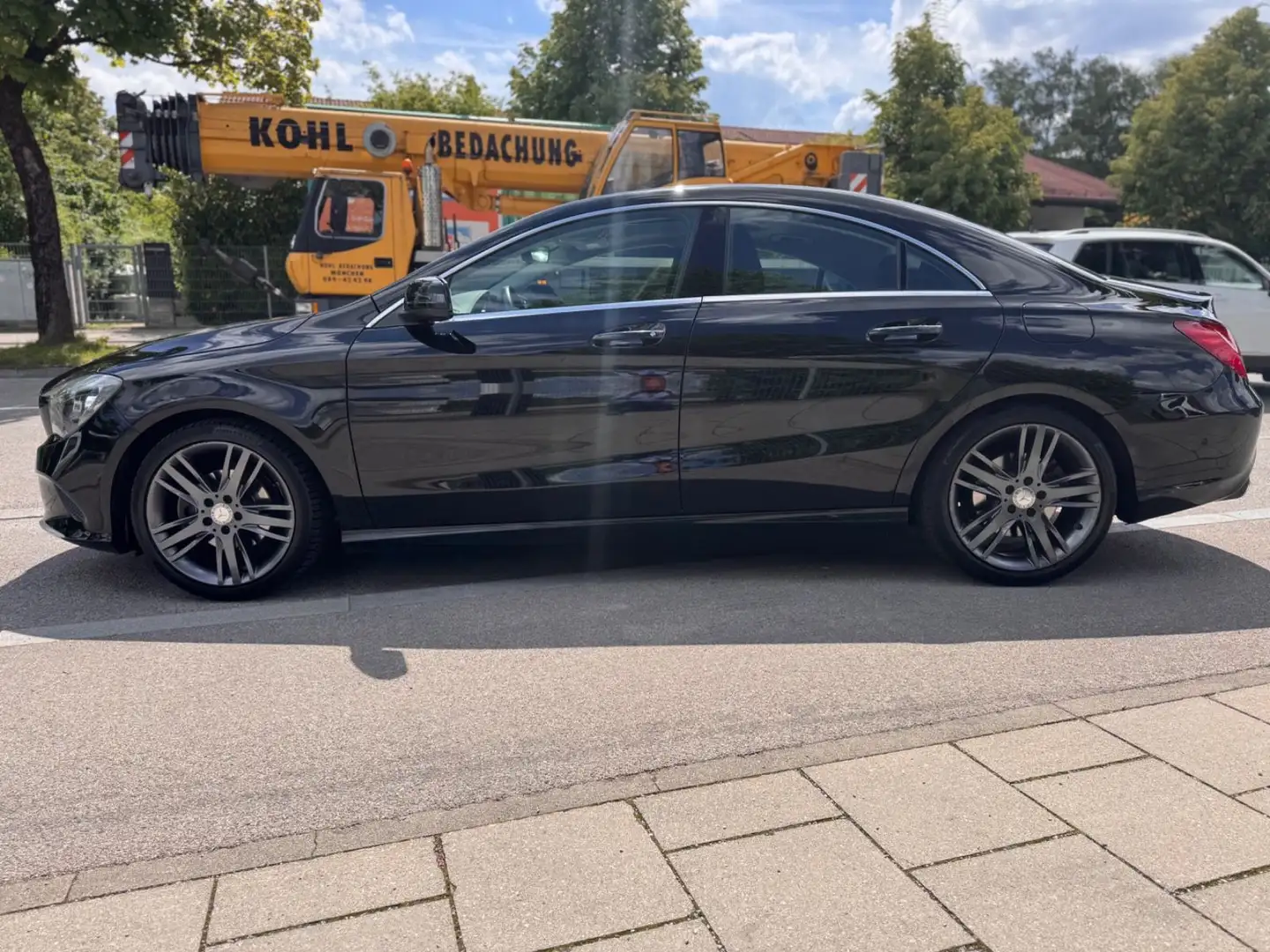 Mercedes-Benz CLA 220 4Matic AMG PERFORMANCE ACC LEDER PANORAM Schwarz - 2