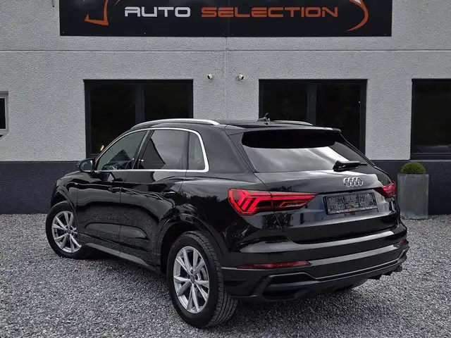 Audi Q3 view 4