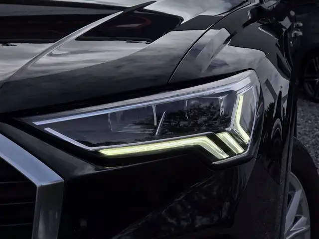 Audi Q3 view 15
