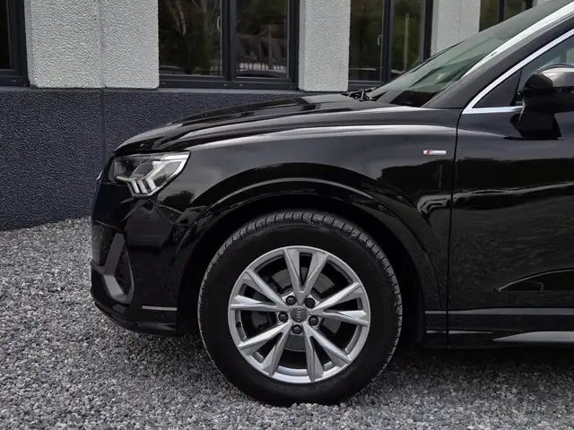 Audi Q3 view 8